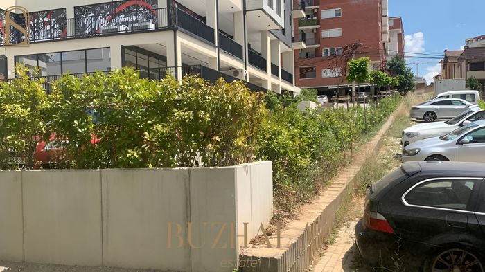 Lokal në shitje/qira – Rruga B